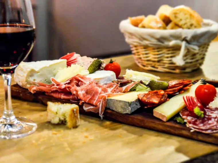 Déguster du vin rouge de Bordeaux dans un bar à vin à la Réunion, Saint-Denis, Les Caves 60